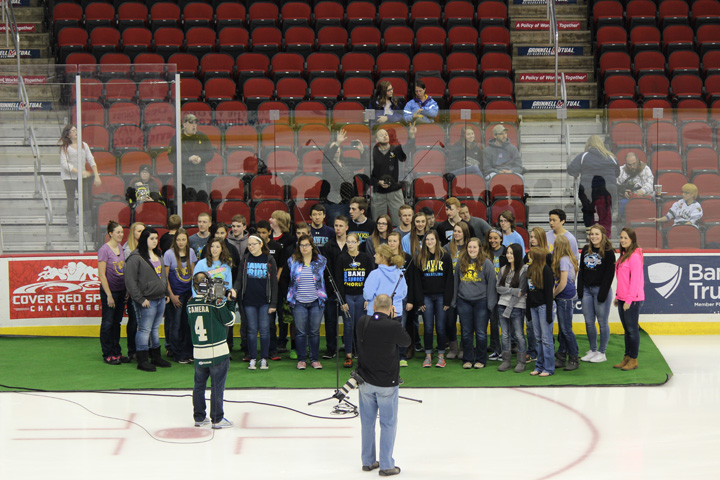L-S chorus kicks off Wild game