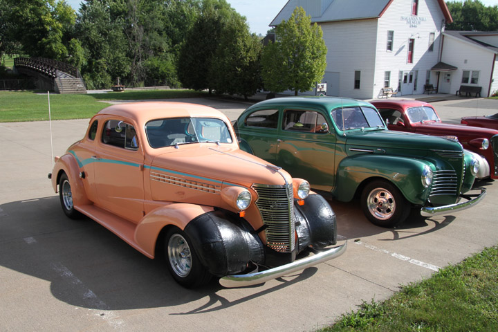 ‘Crazy’ Car Club stops in Sully, Lynnville
