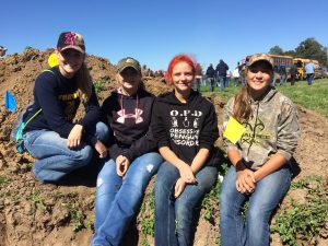 2016-ffa-soils-team_-l-r_-mckinley-conover-tessa-van-maanen-caitlyn-bartholomew-mariah-vos