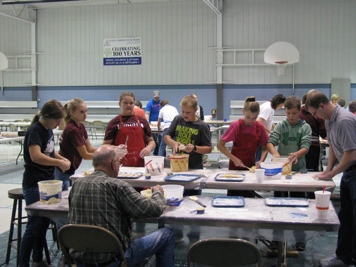 Many hands pitch in to make 4,000 Dutch Letters