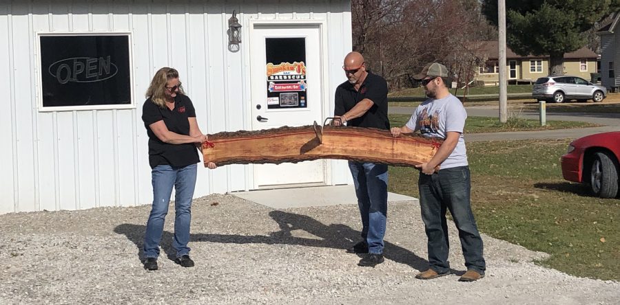 Unique ribbon cutting featured at grand opening of Lynnville’s Smokin’ J’s