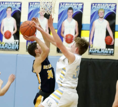 Sigourney edges out Hawk boys by one point