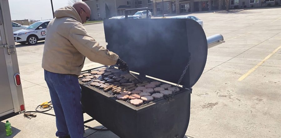 Lynnville’s Smokin’ J’s BBQ thanks truckers with a free lunch