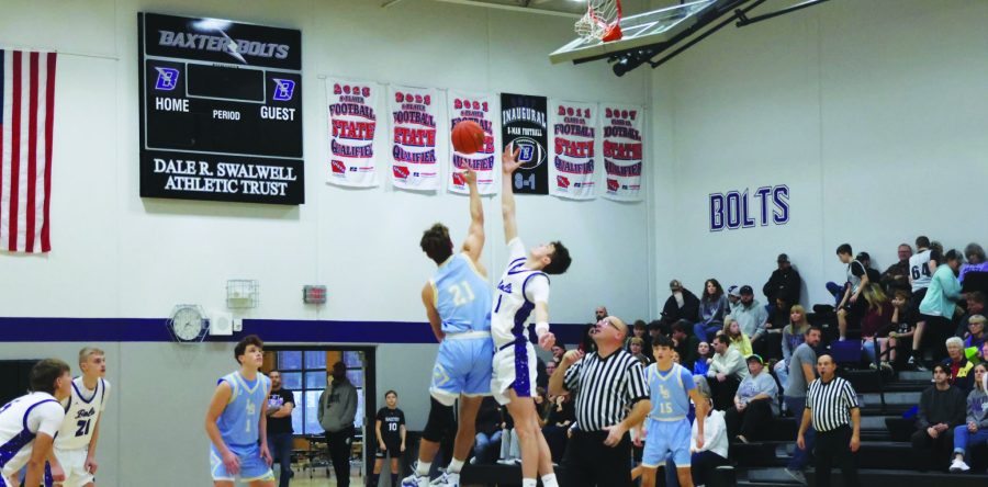 Hawks hold off a Bolts comeback in Saturday showdown