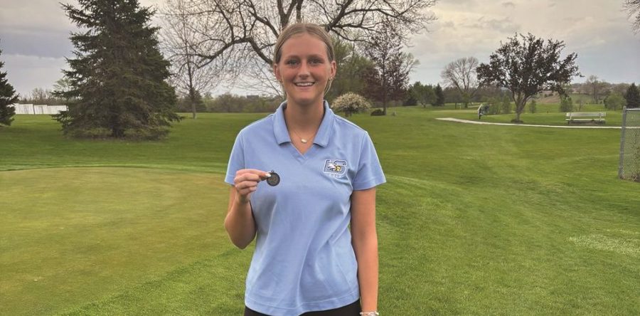 Hardeman, Beyer lead Hawk golfers with top performances