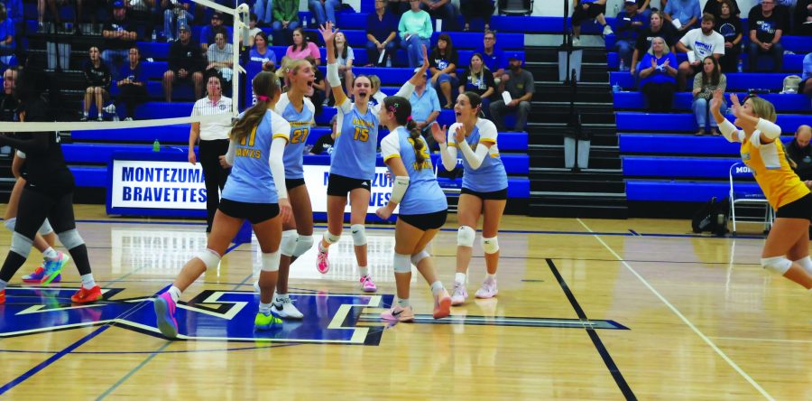 Hawks win five-set thriller against the Braves, sweep Iowa Valley